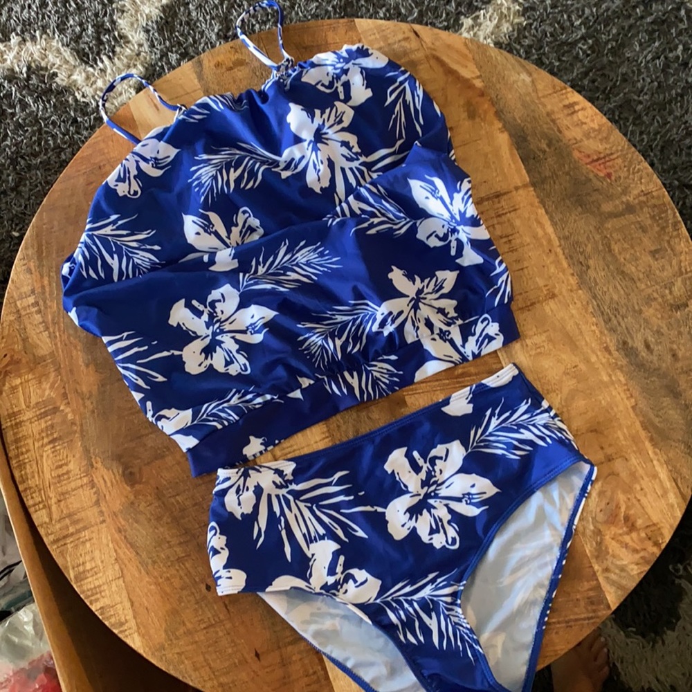 NWOT women’s 2 piece swimsuit. Size medium. Blue with white flowers.